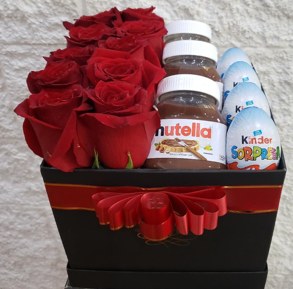 Foto de Caja Rosas, Nutella y Huevo Kinder 